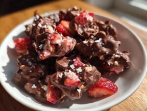 Viral chocolate strawberry yogurt clusters